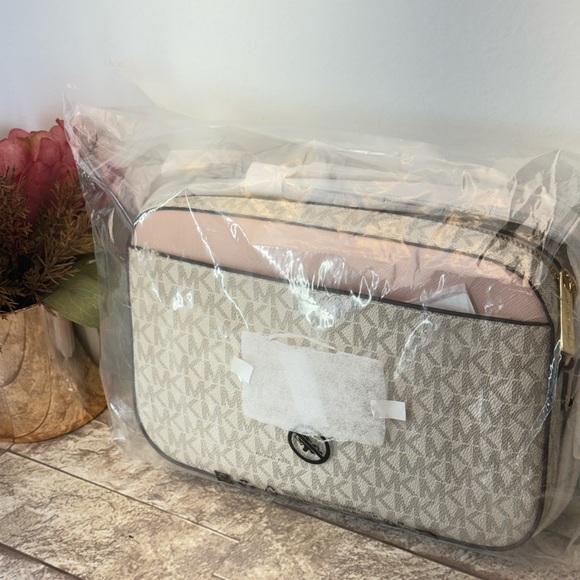 New MICHAEL KORS OUTLET
Jet Set Large Logo Crossbody Bag - Picture 10 of 11